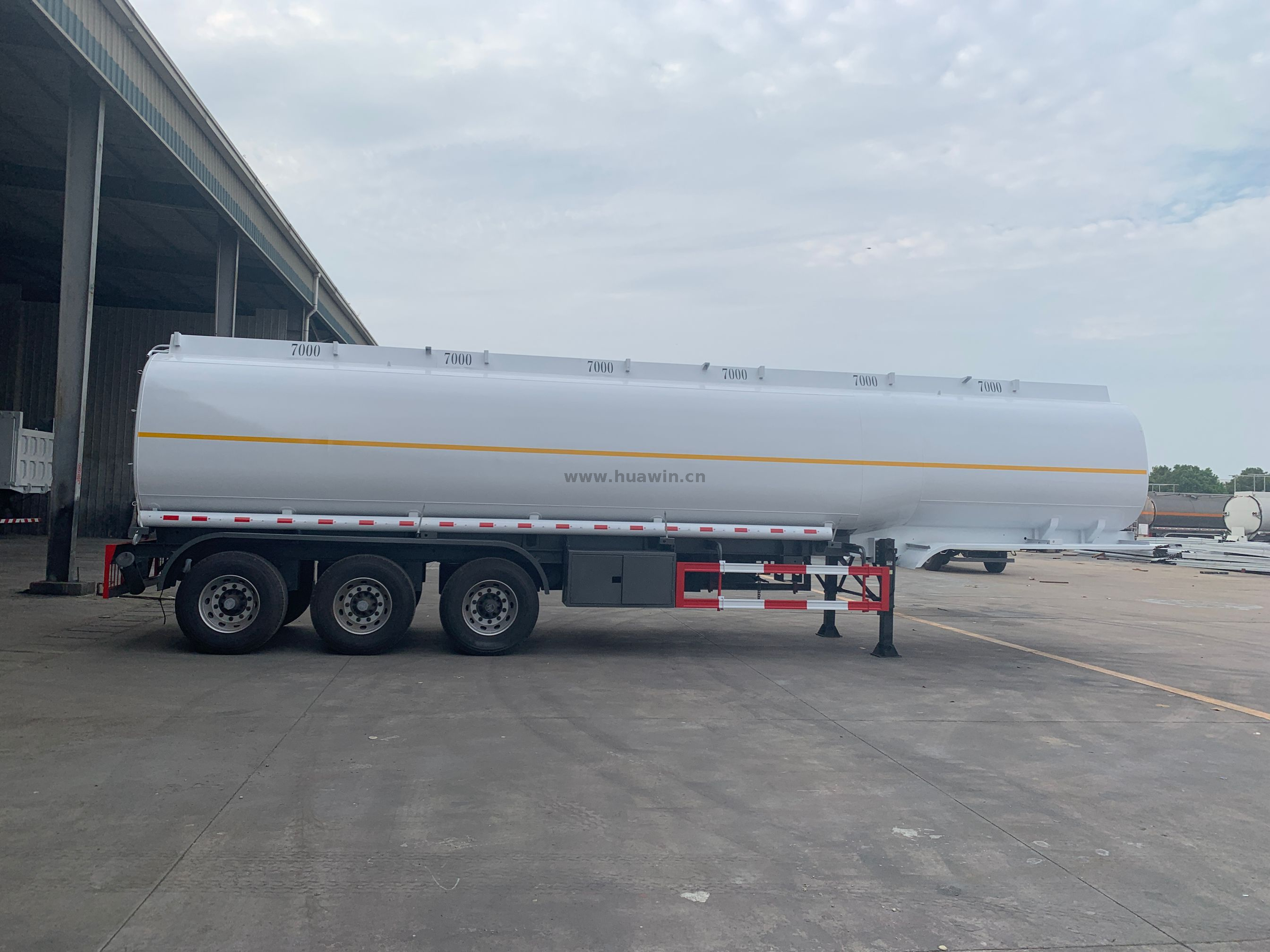 Sinotruk 40000-50000L réservoir d'huile camion-citerne de carburant semi-remorque