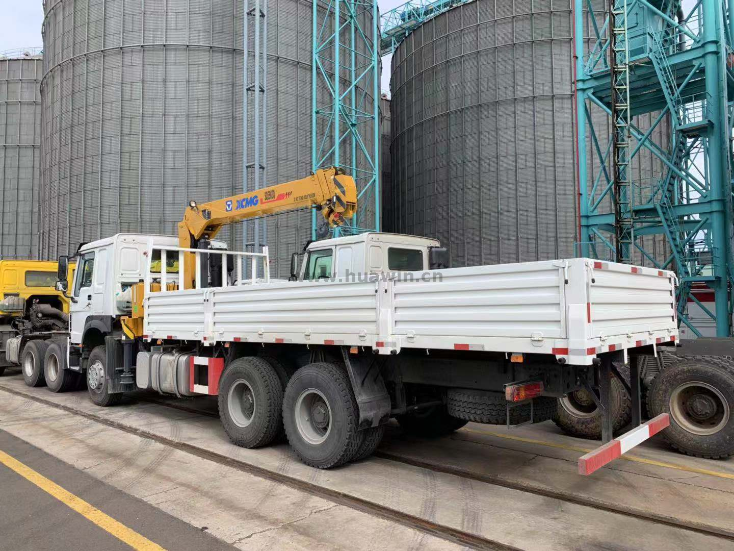 Camion-grue SINOTRUK HOWO 6x4 - Flèche télescopique 10 tonnes XCMG