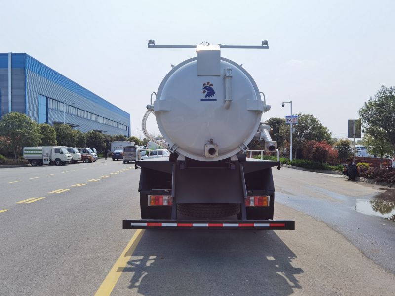 Chine Brand New 5000 Litres 4x2 Camion-citerne pour eaux usées Fabricant de camion-citerne