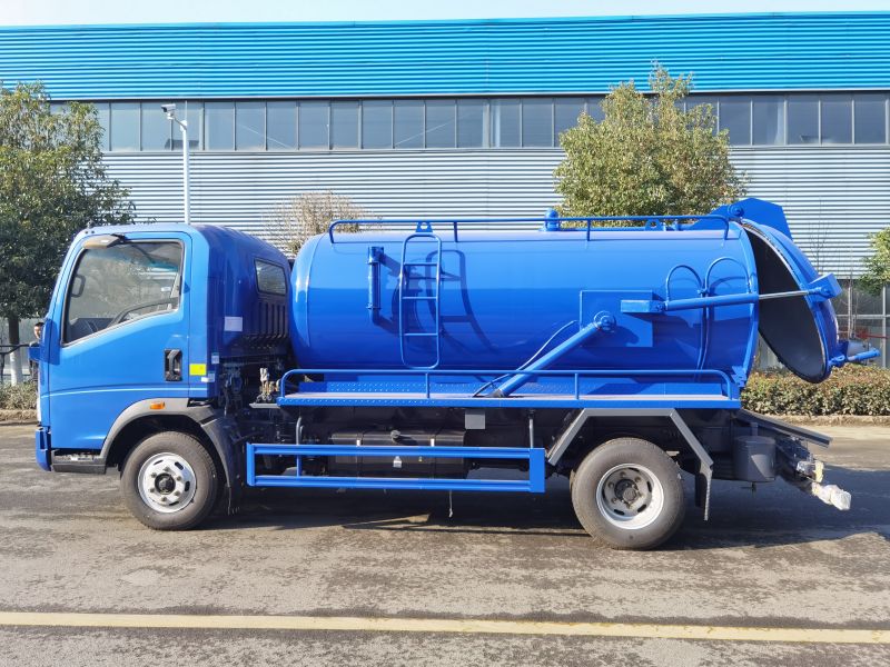 Camion d'aspiration robuste SINOTRUK HOWO 5000 litres 4x2