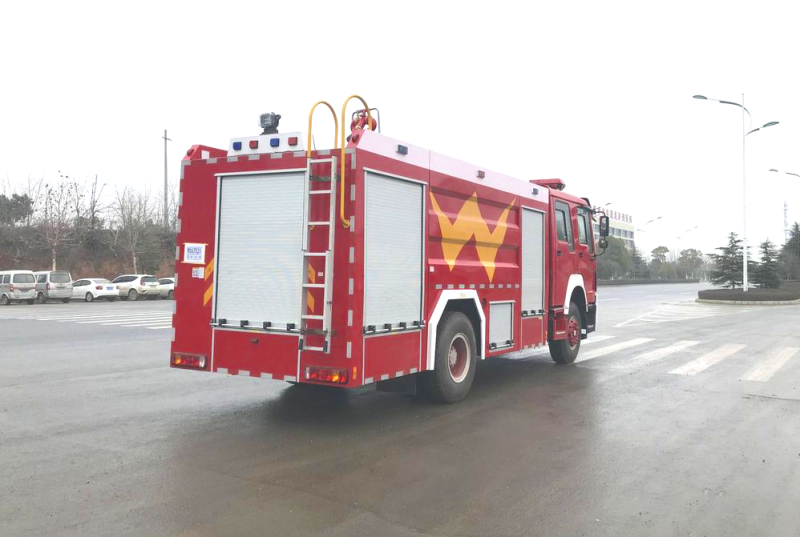 Camion de réservoir de lutte contre l'incendie de jet d'eau de HOWO 4x2 avec l'eau 6CBM et la mousse 2CBM
