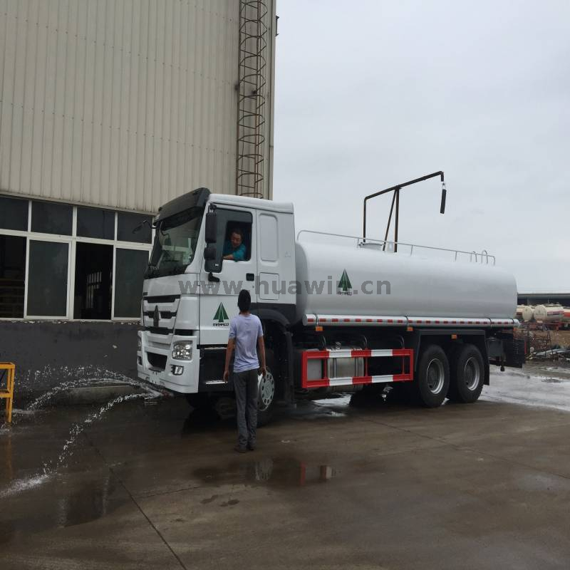 Camion à eau SINOTRUK HOWO 6X4 371HP 20 000 litres