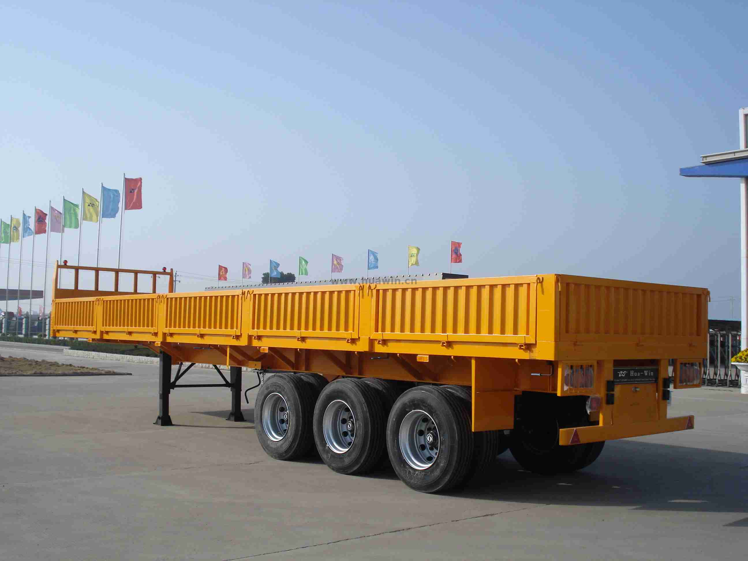 Sinotruk Huawin 3-Axle Wall Side Cargo Truck Semi-remorque